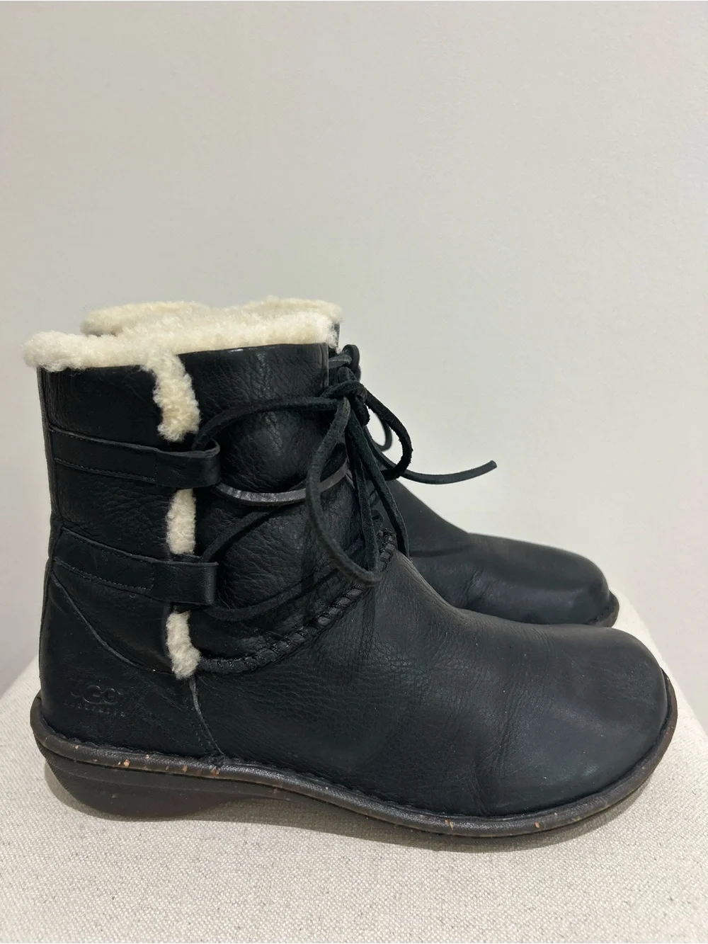 Ugg Caspia 1932 Winter Leather Sheepskin Moto Ankle Boot Black Sz 10 EUC Rugged